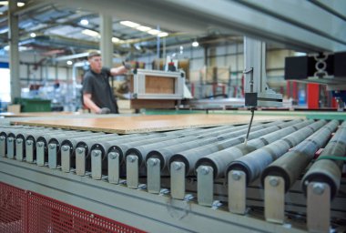 Londra, İngiltere, 05 / 05 / 2019 Endüstriyel Otomatik Robot Makineleri Endüstriyel atölye fabrikası ortamında. Otomatik makineler işleri elinden alıyor. Makineler insanlara karşı. Kazanç için seri üretim