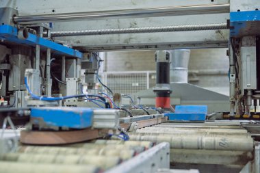 Endüstriyel otomatik robot makineleri endüstriyel atölye fabrikası ortamında. Otomatik makineler insanlardan iş alıyor. Makineler insanlara karşı. Kurumsal kazanç için seri üretim.