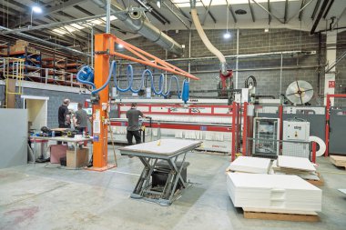 Londra, İngiltere, 05 / 05 / 2019 Endüstriyel Otomatik Robot Makineleri Endüstriyel atölye fabrikası ortamında. Otomatik makineler işleri elinden alıyor. Makineler insanlara karşı. Kazanç için seri üretim