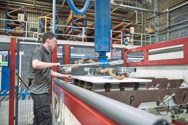 Londra, İngiltere, 05 / 05 / 2019 Endüstriyel Otomatik Robot Makineleri Endüstriyel atölye fabrikası ortamında. Otomatik makineler işleri elinden alıyor. Makineler insanlara karşı. Kazanç için seri üretim
