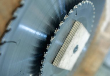 Kocaman paslanmaz çelik testere bıçağı diski, lazer keskinliği için kesilmiş. Ağaç kesme ve ağaç kesme endüstriyel ekipmanları. Daire testere bıçağı doğramada kullanılmaya hazır..