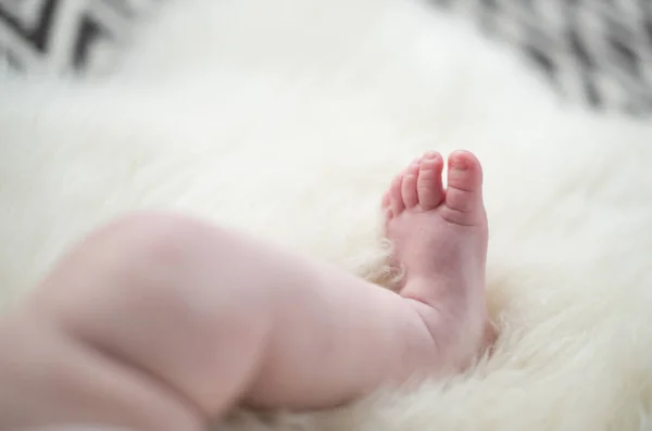 畑の浅い深さで撮影された美しい柔らかい繊細な暖かい赤ちゃんの足 穏やかな色と感じ 赤ちゃんの世話と幸福 クリームの毛皮の敷物の上に赤ちゃんの足 — ストック写真