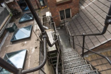 Kentsel New York tarzı metal vintage çelik yangın merdiveni. Manchester İngiltere 'de. Binanın yanındaki yangın çıkışı hayat kurtarıyor..