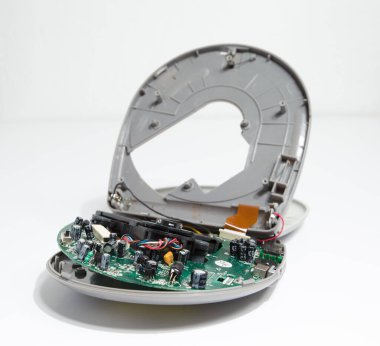 Londra, İngiltere, 05 / 05 / 2019 modası geçmiş eski bir kişisel taşınabilir CD çalar. Açığa çıkan kablolar ve devre kartı. Hassas teknoloji. Lazer ışın cd okuyuculu antika ve retro cd walkman. Plastik atık geri dönüşümü.