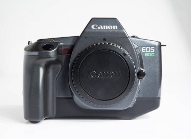 Londra, İngiltere, 05 / 05 / 2019 Black Canon EOS 600 Classic 5 kare / saniyede 35 mm Film Auto odaklı SLR Camera Body for EF Lenses, Japonca. Eski moda klasik kamera gövdesi ve vücut kapağı..