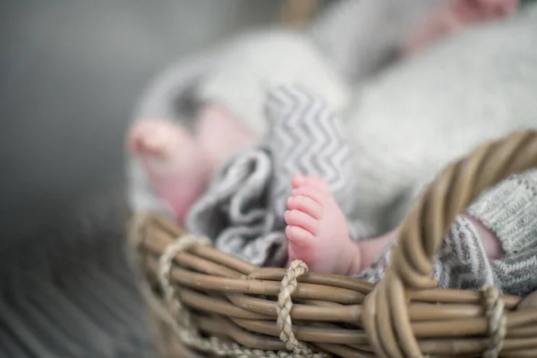 Vakker Myk Myk Myk Ung Babyfot Fotografert Med Grunn Dybde – stockfoto