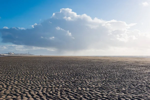 Avslappnande Och Milda Lugna Vågor Som Rinner Strand Vid Solnedgången — Stockfoto