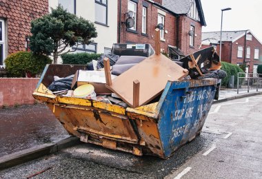 Londra, İngiltere, 03 / 05 / 2019 Kirli paslı bir metal çöplüğü, bir evin yenilenmesinden çöp ve çöpleri temizlemek için kiralanmış. Döküntü mobilyalar çöp sahasına gidiyor. yoksul atık yönetimi.