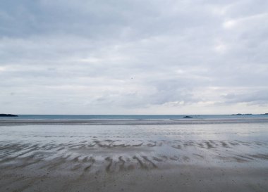 Rhosneigr, Wales, 05 / 05 / 2018 Kraliyet Hava Kuvvetleri savaş uçakları sahilin üzerinde uçuyor ve sahile yakın piste inmeye hazırlanıyor. Savaşçı jetleri karamsar atmosferik dramatik bulutlu gökyüzünde. 