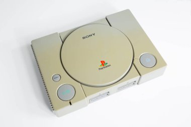 Londra, İngiltere, 07 / 05 / 2018 1994 'ten orijinal Sony Playstation konsolu. PS1 retro video oyun konsolu. Eski ve rengi değişmiş eski bir konsol. Sonys oyun donanım birimi beyaz arkaplanda izole.
