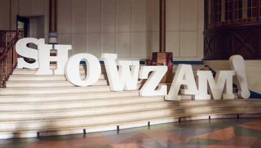 Blackpool, İngiltere, 05 / 05 / 2018 Showzam yaratıcı eğlence caddesi performans festivali tabelası ünlü kış bahçeleri tiyatrosunun merdivenlerinde. Blackpool eğlencesi. Büyük 3D imzalı mektuplar gösterim festivali.