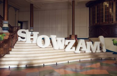 Blackpool, İngiltere, 05 / 05 / 2018 Showzam yaratıcı eğlence caddesi performans festivali tabelası ünlü kış bahçeleri tiyatrosunun merdivenlerinde. Blackpool eğlencesi. Büyük 3D imzalı mektuplar gösterim festivali.