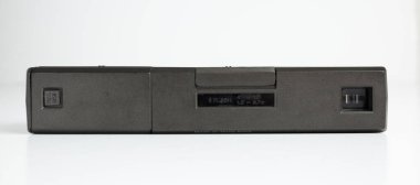 Londra, İngiltere, 05 / 05 / 2019 beyaz arka planda izole edilmiş eski bir Halina STB flaş 110 televizyon kamerası. Canon 4.5 lens, eski fotoğraf teknolojisi analogu. hippi modası