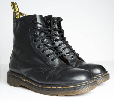 Londra, İngiltere, 05 / 05 / 2019 Dr. Martens 1460 Black Leather Boots 8 Eye dantel deliği. Modaya uygun punk tarihi İngilizler deri çizmeler yaptı. Dr. Martens bağlanma tabanları ile hava savaşı yapıyor. Sonuna kadar inşa edildi. 