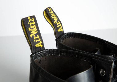 Londra, İngiltere, 05 / 05 / 2019 Dr. Martens 1460 Black Leather Boots 8 Eye dantel deliği. Modaya uygun punk tarihi İngilizler deri çizmeler yaptı. Dr. Martens bağlanma tabanları ile hava savaşı yapıyor. Sonuna kadar inşa edildi. 