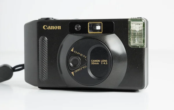 ロンドン イギリス 2019年5月5日レトロなヴィンテージ1990年代Canon Sure カノン は白い背景に隔離された35Mmフィルムカメラを最大限に撮影しました Canon 5レンズ 古い写真技術アナログ 流行のヒップスター — ストック写真