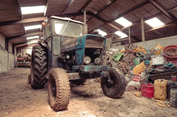 英国兰开夏郡 2016年6月6日 一辆废弃的老式复古福特拖拉机在一座古老的农舍里被遗忘生锈 — 图库照片