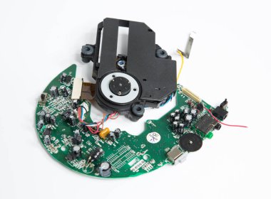 Londra, İngiltere, 05 / 05 / 2019 modası geçmiş eski bir kişisel taşınabilir CD çalar. Açığa çıkan kablolar ve devre kartı. Hassas teknoloji. Lazer ışın cd okuyuculu antika ve retro cd walkman. Plastik atık geri dönüşümü.