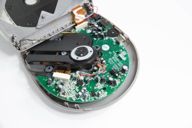 Londra, İngiltere, 05 / 05 / 2019 modası geçmiş eski bir kişisel taşınabilir CD çalar. Açığa çıkan kablolar ve devre kartı. Hassas teknoloji. Lazer ışın cd okuyuculu antika ve retro cd walkman. Plastik atık geri dönüşümü.