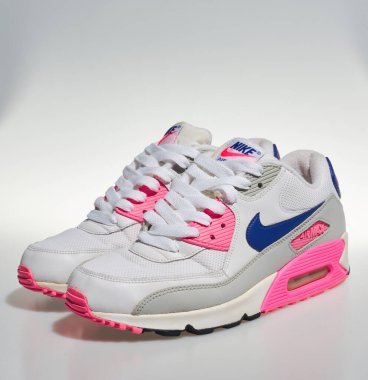 Londra, Englabnd, 05 / 08 / 2018 Nike Air Max 90 'lar, beyaz, pembe, mor, Nike Air Max retro klasik spor ayakkabıları. Nike sporu ve sokak sporu şık spor giysileri giyer. İzole edilmiş nikes.