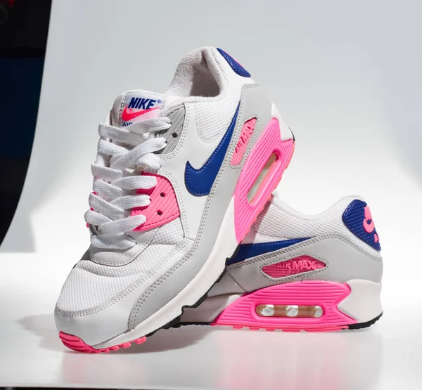 Λονδίνο Αγγλία 2018 Nike Air Max 90S Λευκό Ροζ Μωβ — Φωτογραφία Αρχείου