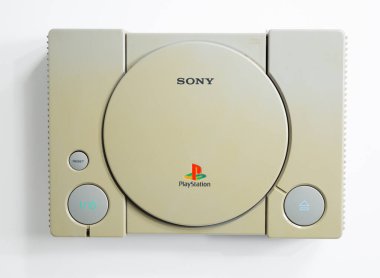 Londra, İngiltere, 07 / 05 / 2018 1994 'ten orijinal Sony Playstation konsolu. PS1 retro video oyun konsolu. Eski ve rengi değişmiş eski bir konsol. Sonys oyun donanım birimi beyaz arkaplanda izole.