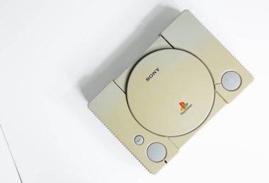 Londra, İngiltere, 07 / 05 / 2018 1994 'ten orijinal Sony Playstation konsolu. PS1 retro video oyun konsolu. Eski ve rengi değişmiş eski bir konsol. Sonys oyun donanım birimi beyaz arkaplanda izole.