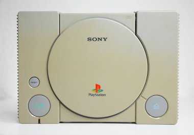 Londra, İngiltere, 07 / 05 / 2018 1994 'ten orijinal Sony Playstation konsolu. PS1 retro video oyun konsolu. Eski ve rengi değişmiş eski bir konsol. Sonys oyun donanım birimi beyaz arkaplanda izole.