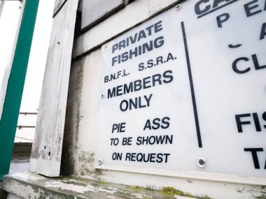 Blackpool, İngiltere, 05 / 05 / 2018 Eski bir balıkçı mensubu sadece levhayı kırdı. Eski bir Viktorya rıhtımında çürüyen deniz kenarı işaretleri. İç karartıcı. kayıp harflerle balıkçı işareti.