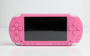 Londra, İngiltere, 05 / 05 / 2019 pembe sony playstation psp taşınabilir oyun konsolu. 1001 'i aç. Beyaz arka planda beyaz ekran izole edilmiş nadir bulunan pembe baskı. Retro vintage oyun bilgisayar konsolu.