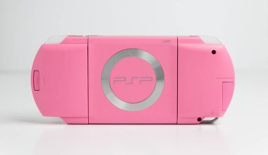 Londra, İngiltere, 05 / 05 / 2019 pembe sony playstation psp taşınabilir oyun konsolu. 1001 'i aç. Beyaz arka planda beyaz ekran izole edilmiş nadir bulunan pembe baskı. Retro vintage oyun bilgisayar konsolu.