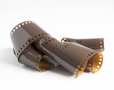 Beyaz bir arka planda izole edilmiş eski tip 35 mm 'lik karışık bir kamera filmi. Süresi dolmuş eski kamera film stoku. Mahvolmuş ve hasar görmüş kamera filmi. ışık pozlama.