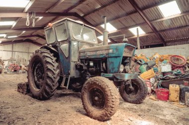Lancashire, İngiltere, 06 / 06 / 2016, Eski terk edilmiş eski bir Ford traktörü, unutulmuş ve paslanmış bir çiftlik kulübesinde.