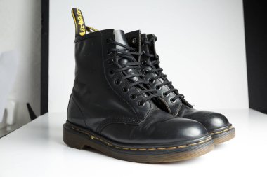 Londra, İngiltere, 05 / 05 / 2019 Dr. Martens 1460 Black Leather Boots 8 Eye dantel deliği. Modaya uygun punk tarihi İngilizler deri çizmeler yaptı. Dr. Martens bağlanma tabanları ile hava savaşı yapıyor. Sonuna kadar inşa edildi. 