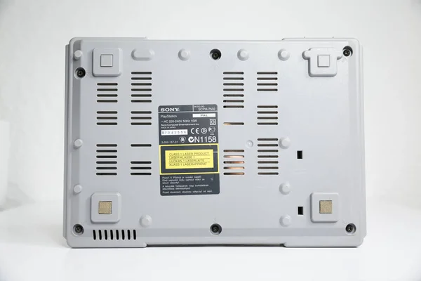 Londra, İngiltere, 07 / 05 / 2018 1994 'ten orijinal Sony Playstation konsolu. PS1 retro video oyun konsolu. Eski ve rengi değişmiş eski bir konsol. Sonys oyun donanım birimi beyaz arkaplanda izole.