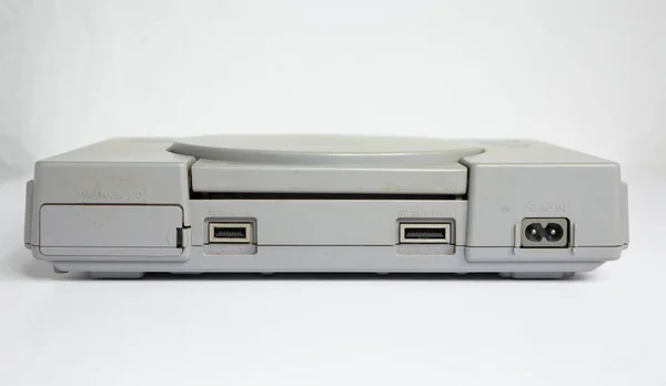 ロンドン イギリス 2018年7月5日1994年からのオリジナルのソニー プレイステーション コンソール Ps1レトロゲームコンソール 古く変色したヴィンテージコンソール 白い背景に隔離されたソニーのゲームハードウェアユニット — ストック写真