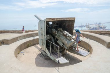 Barselona, İspanya, 02 / 05 / 2017, Barselona liman kalesindeki Castell de Montjuic kalesinde uçaksavar tüfeği. Barselona 'da İspanyolca site gezisi