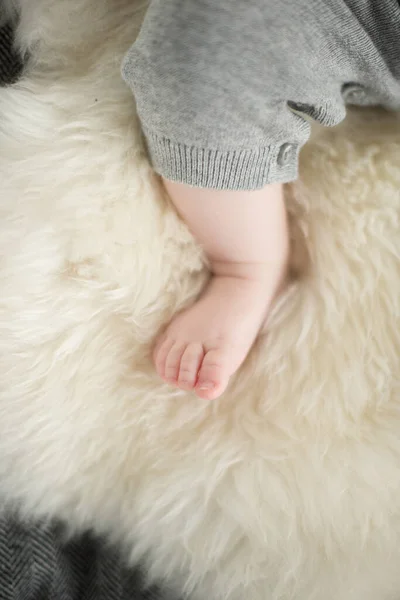 Красивая Мягкая Тонкая Теплая Детская Нога Сфотографированная Небольшой Глубиной Поля — стоковое фото