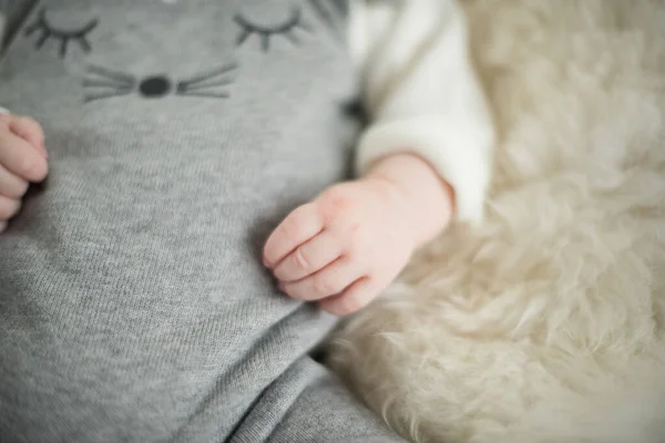 Piękna Delikatna Delikatna Młoda Dłoń Sfotografowana Płytką Głębią Ostrości Delikatne — Zdjęcie stockowe