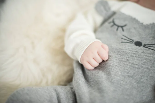 Vacker Mjuk Delikat Varm Ung Baby Hand Fotograferad Med Ett — Stockfoto