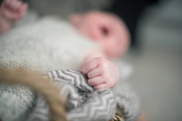 畑の浅い深さで撮影された美しい柔らかい繊細な暖かい赤ちゃんの手 穏やかな色と感じ 赤ちゃんの世話と幸福 赤ちゃんの手をクリームの毛皮の敷物に — ストック写真