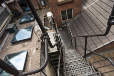 Kentsel New York tarzı metal vintage çelik yangın merdiveni. Manchester İngiltere 'de. Binanın yanındaki yangın çıkışı hayat kurtarıyor..