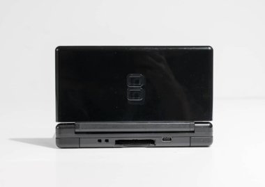 Londra, İngiltere, 05 / 05 / 2019 Bir onyx black nintendo 's lite hand hold vintage konsol beyaz bir stüdyo arka planında. Retro video oyun ahizesi. Nostaljik video oyunu