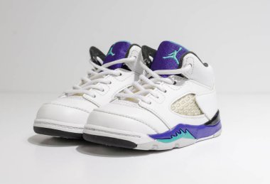 Londra, İngiltere, 05 / 05 / 202 White, Purple and aqua, Nike air bebek Jordan 4 model retro ayakkabılar, çocuklar ve yeni yürüyenler için. Jordan Havayolları basketbol ayakkabıları. Eski moda sokak modası..