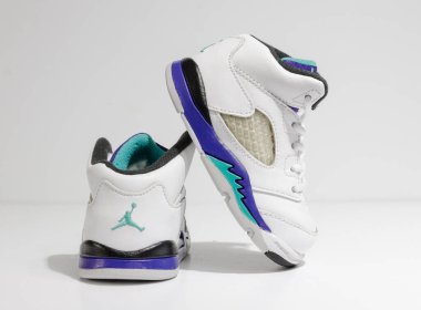 Londra, İngiltere, 05 / 05 / 202 White, Purple and aqua, Nike air bebek Jordan 4 model retro ayakkabılar, çocuklar ve yeni yürüyenler için. Jordan Havayolları basketbol ayakkabıları. Eski moda sokak modası..
