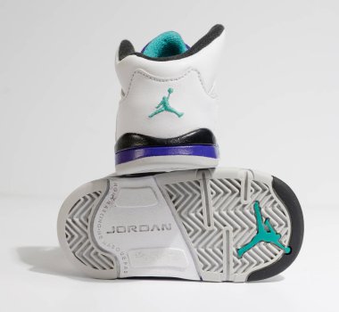 Londra, İngiltere, 05 / 05 / 202 White, Purple and aqua, Nike air bebek Jordan 4 model retro ayakkabılar, çocuklar ve yeni yürüyenler için. Jordan Havayolları basketbol ayakkabıları. Eski moda sokak modası..