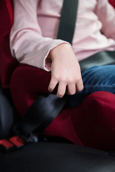 Närbild Ett Barn Spädbarn Hand Hålla Hårt Ett Säkerhetsbälte Ordentligt — Stockfoto