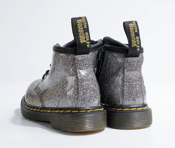 Londra Inghilterra 2019 Martens Neonati Argento Glitter Leather Doc Martens — Foto Stock