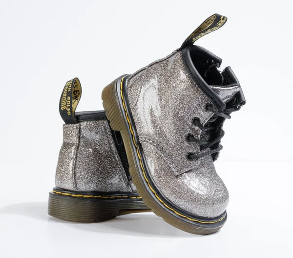 Londra Inghilterra 2019 Martens Neonati Argento Glitter Leather Doc Martens — Foto Stock