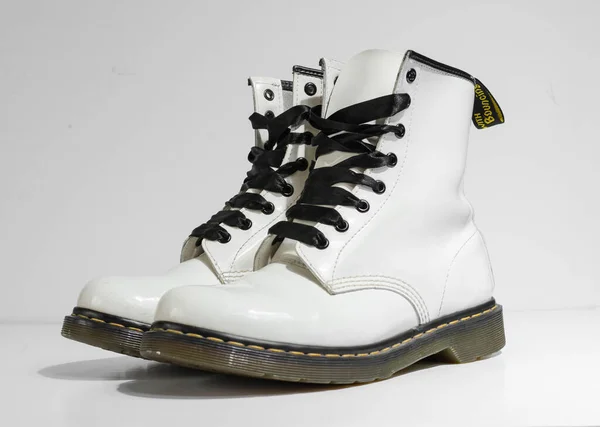 Londres Inglaterra 2019 Martens 1460 Botas Couro Branco Buraco Renda — Fotografia de Stock